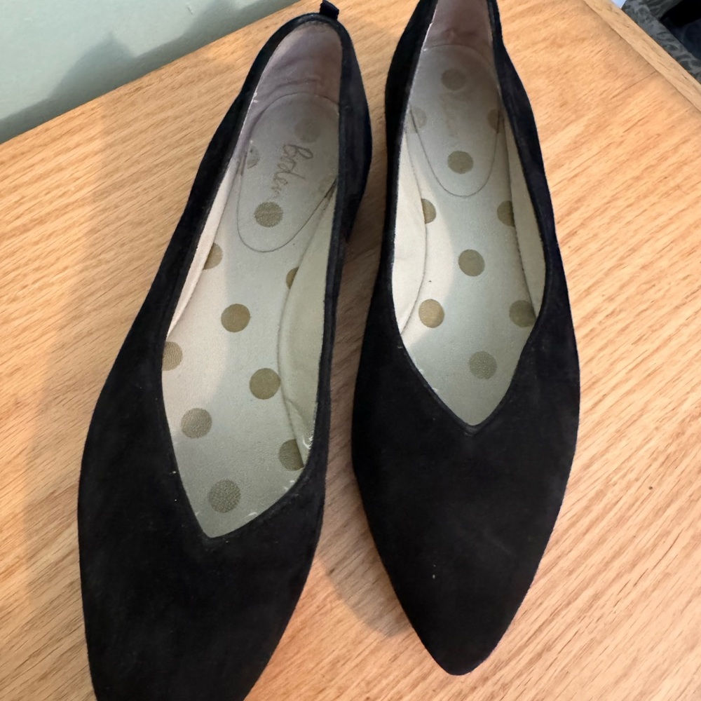 Boden Black Flats with Pointed Toe Design and Slip-On Style